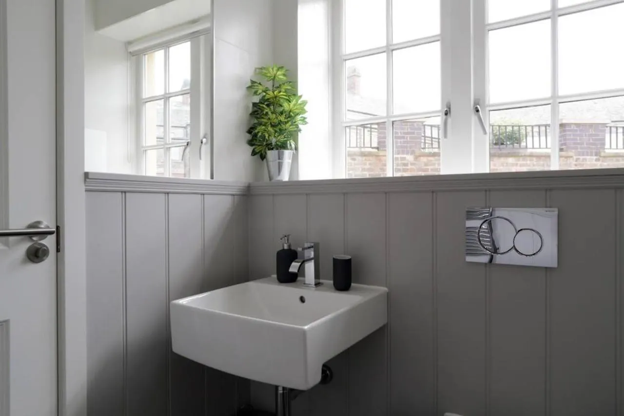 Spacious 2 Bedroom Loft In Converted School! 爱丁堡