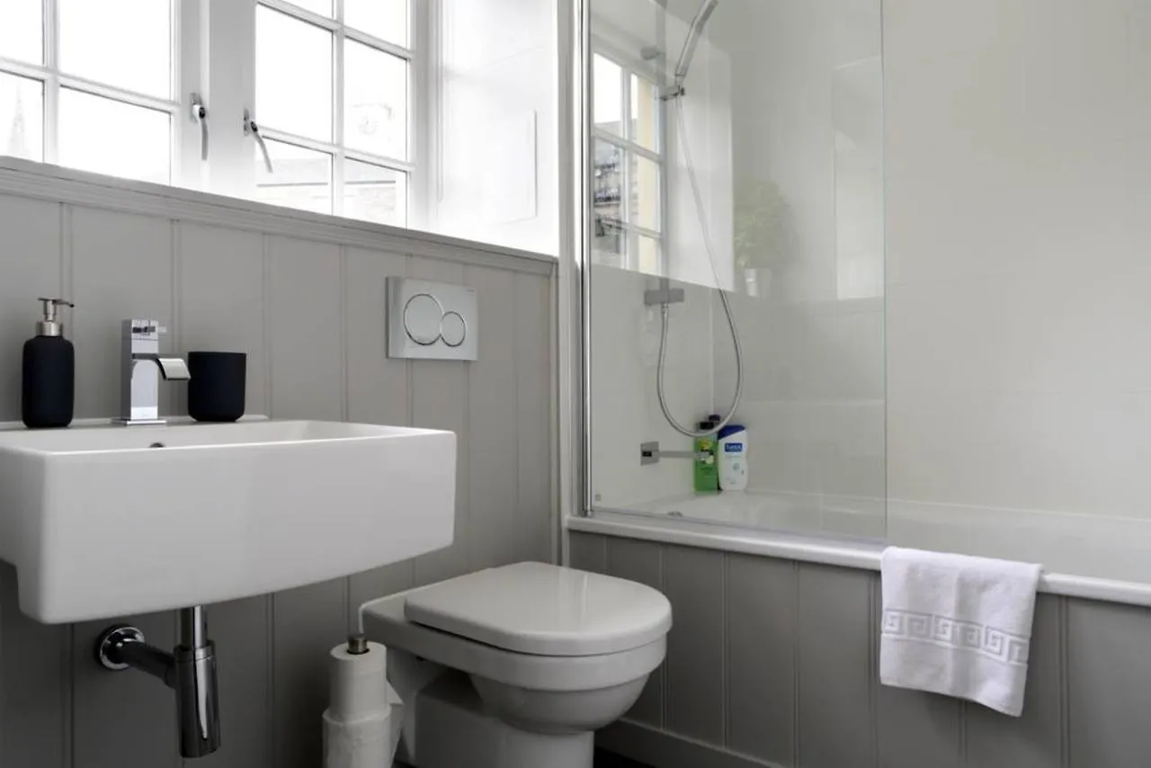 Spacious 2 Bedroom Loft In Converted School! Edinburgh 0*,
