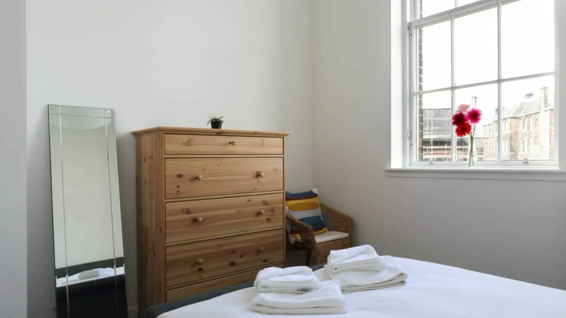 Spacious 2 Bedroom Loft In Converted School! Edinburgh Apartment